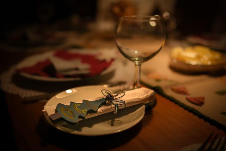 Artisan lunetier travaillant une monture de luxe en acétate dans un atelier parisien