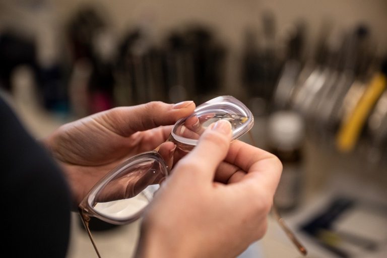 Essayage de lunettes dans une boutique optique à Paris