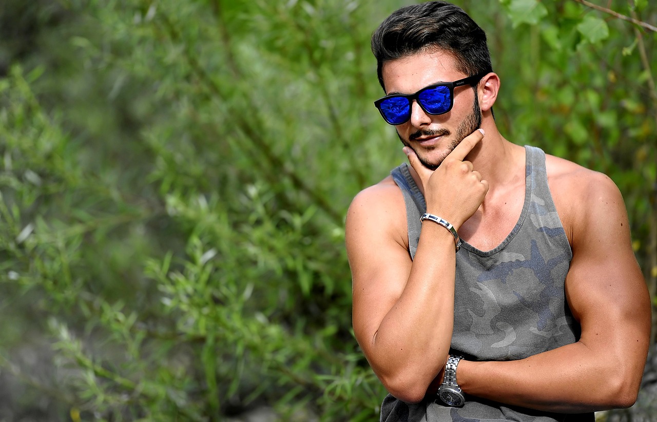 Lunettes aviateur en vedette avec un cadre parisien en arrière-plan